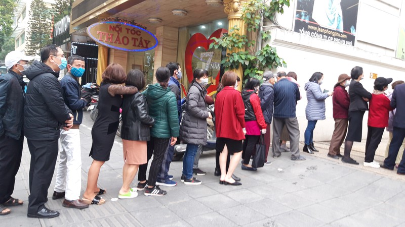 ha noi: hang tram nguoi dan xep hang de mua khau trang khang khuan hinh 2