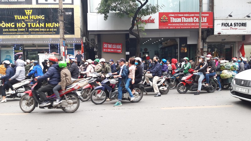 ha noi: hang tram nguoi dan xep hang de mua khau trang khang khuan hinh 5