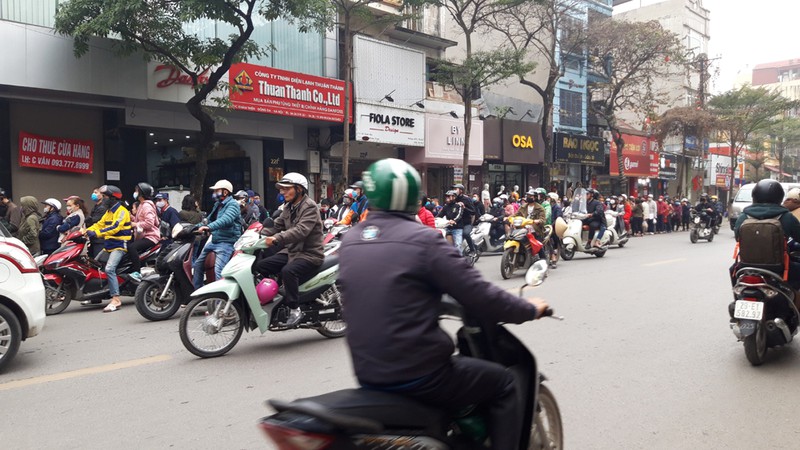 ha noi: hang tram nguoi dan xep hang de mua khau trang khang khuan hinh 7