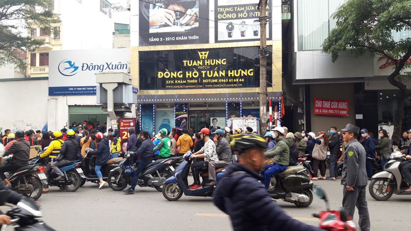 ha noi: hang tram nguoi dan xep hang de mua khau trang khang khuan hinh 8