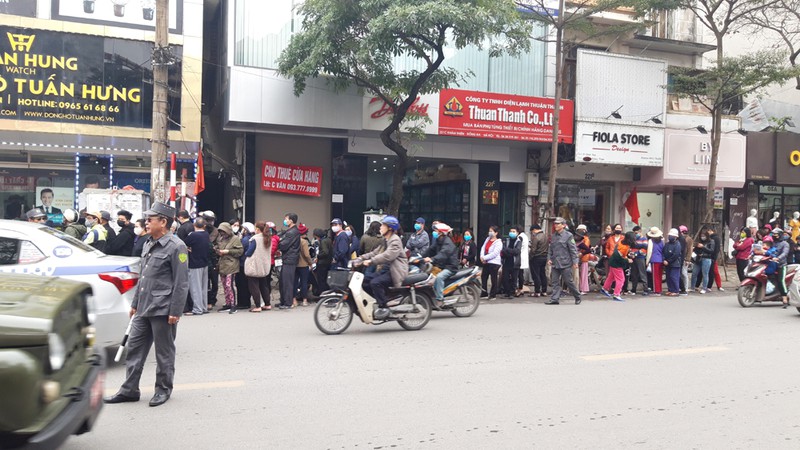 ha noi: hang tram nguoi dan xep hang de mua khau trang khang khuan hinh 9