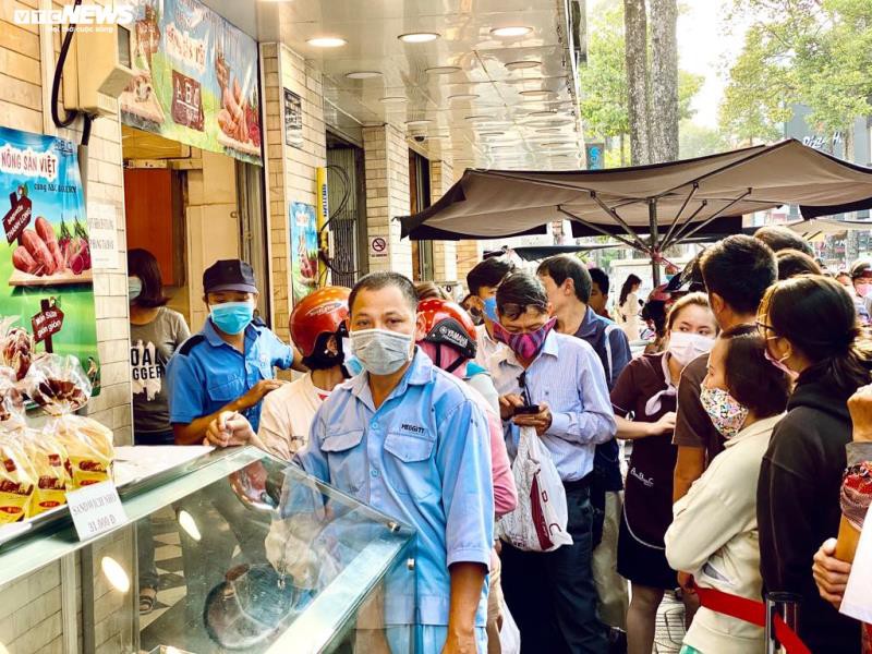 dan tp.hcm xep hang dai ca tram met de cho mua banh mi thanh long hinh 2