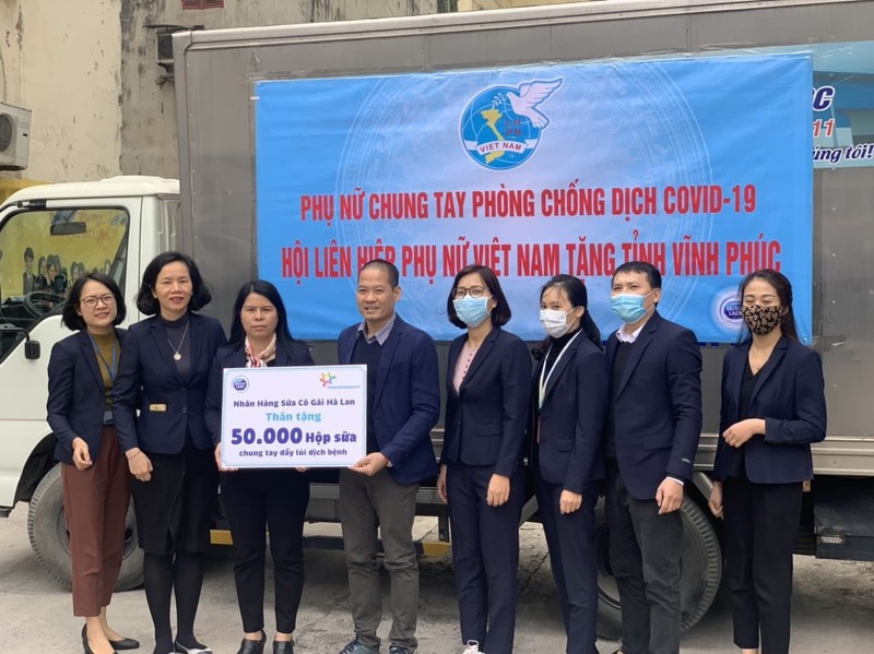 sua co gai ha lan tang sua va xa phong rua tay cho vung dich vinh phuc hinh 3