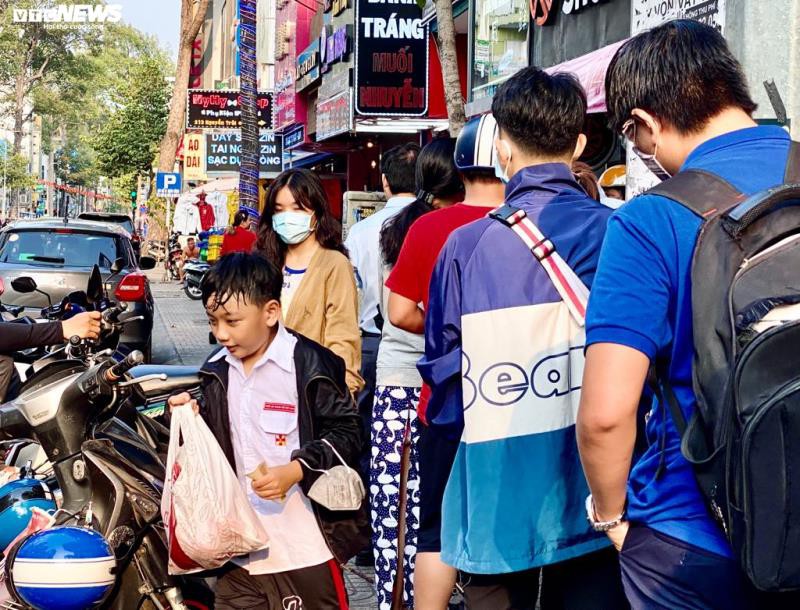 dan tp.hcm xep hang dai ca tram met de cho mua banh mi thanh long hinh 12