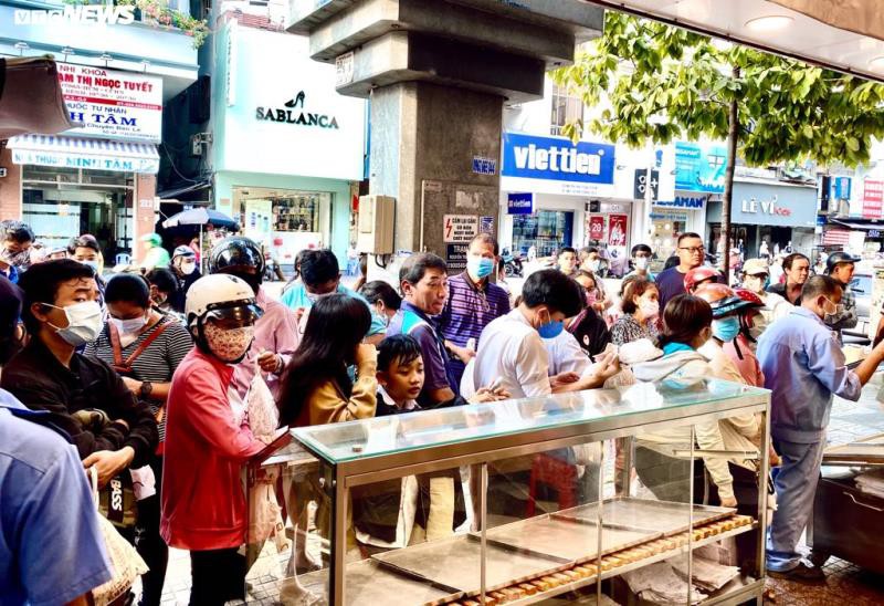 dan tp.hcm xep hang dai ca tram met de cho mua banh mi thanh long hinh 3