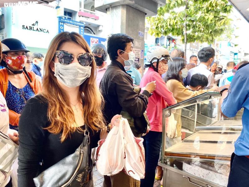 dan tp.hcm xep hang dai ca tram met de cho mua banh mi thanh long hinh 9