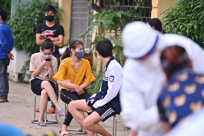 anh: nguoi dan ha loi xep hang xet nghiem covid-19 hinh 1