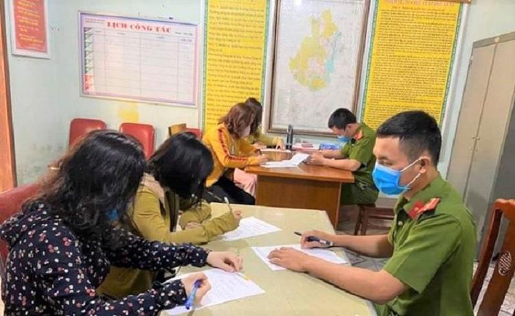 ngoi "buon chuyen" 4 nguoi phu nu bi lap bien ban, xu phat  hinh 1