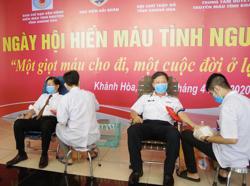 can bo, chien si hoc vien hai quan hien tang gan 600 don vi mau hinh 1
