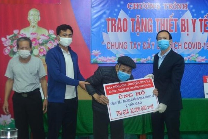 cu ong 95 tuoi o hai duong trao tang 2 tan gao chong dich hinh 1