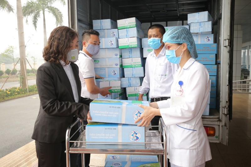 co gai ha lan trao yeu thuong qua trieu hop sua hinh 3