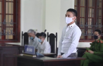 bi danh bat ngo, "dai ca" xu nghe rut sung ban vao bung doi thu hinh 1