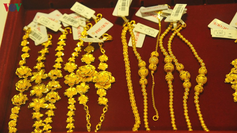gia vang the gioi giam, nhung van cao hon vang sjc 370.000 dong/luong hinh 1