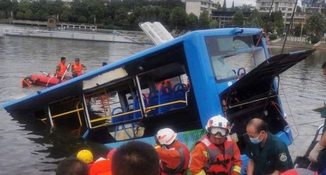 trung quoc: vu xe bus lao xuong ho la do tai xe "tra thu xa hoi" hinh 1