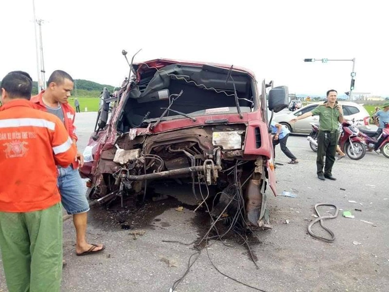 xe tai "rung dau", nhieu nguoi bi thuong sau cu va cham kinh hoang hinh 1