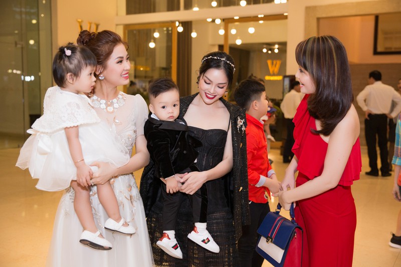 dien vien binh minh dan gia dinh di xem thoi trang thieu nhi hinh 5