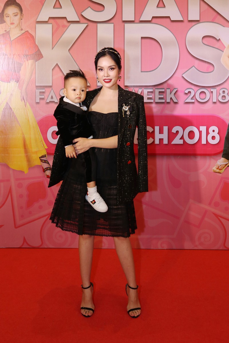 dien vien binh minh dan gia dinh di xem thoi trang thieu nhi hinh 10