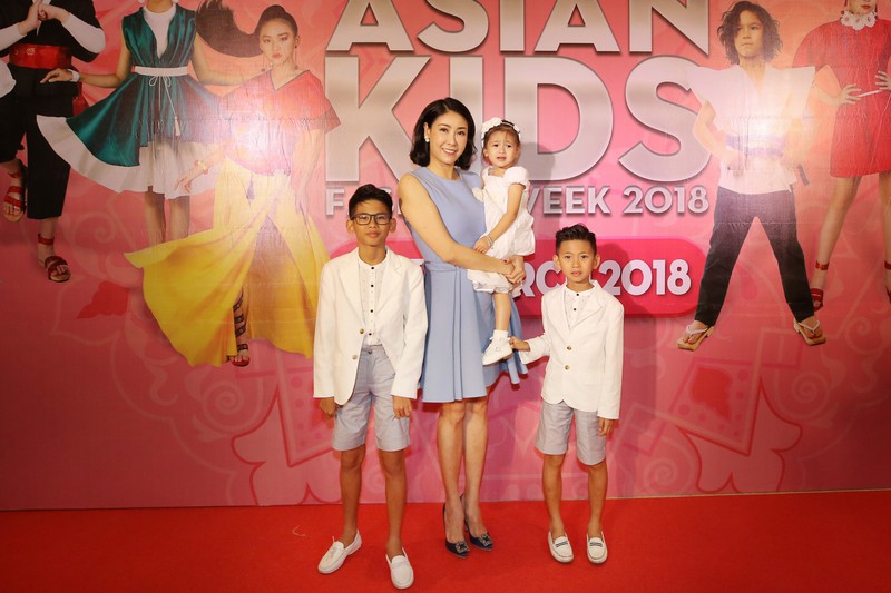 dien vien binh minh dan gia dinh di xem thoi trang thieu nhi hinh 8