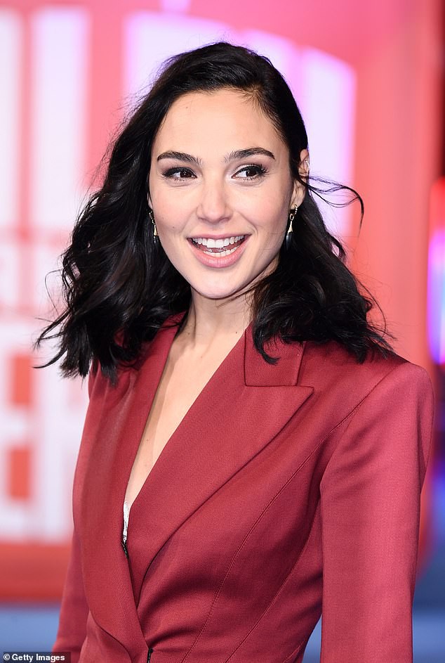 "wonder woman" gal gadot dien vest do ca tinh trong buoi ra mat phim hinh 2
