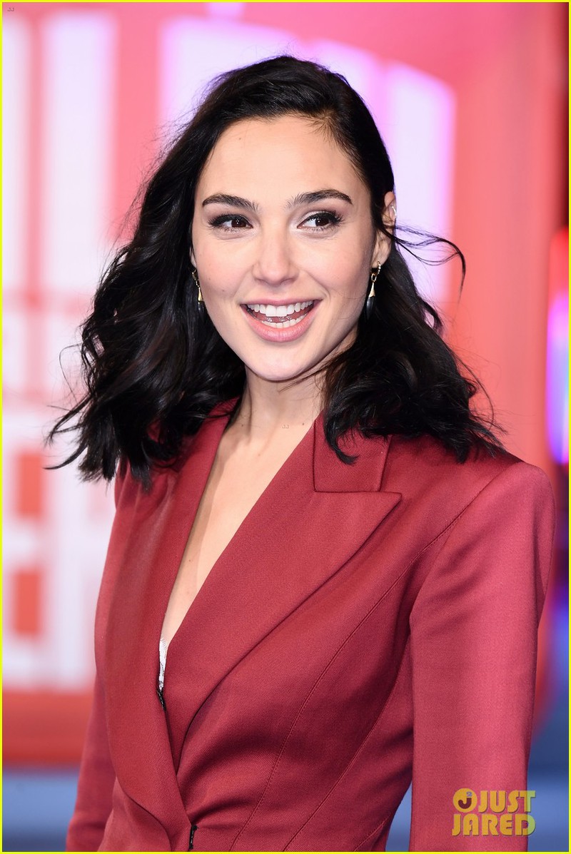 "wonder woman" gal gadot dien vest do ca tinh trong buoi ra mat phim hinh 8