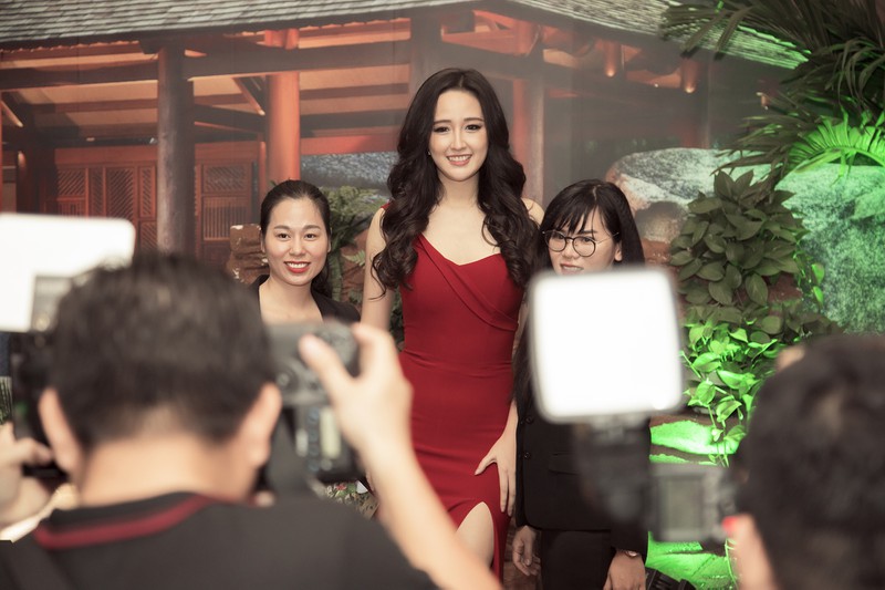 hoa hau mai phuong thuy goi cam khoe vai tran voi dam do hinh 7