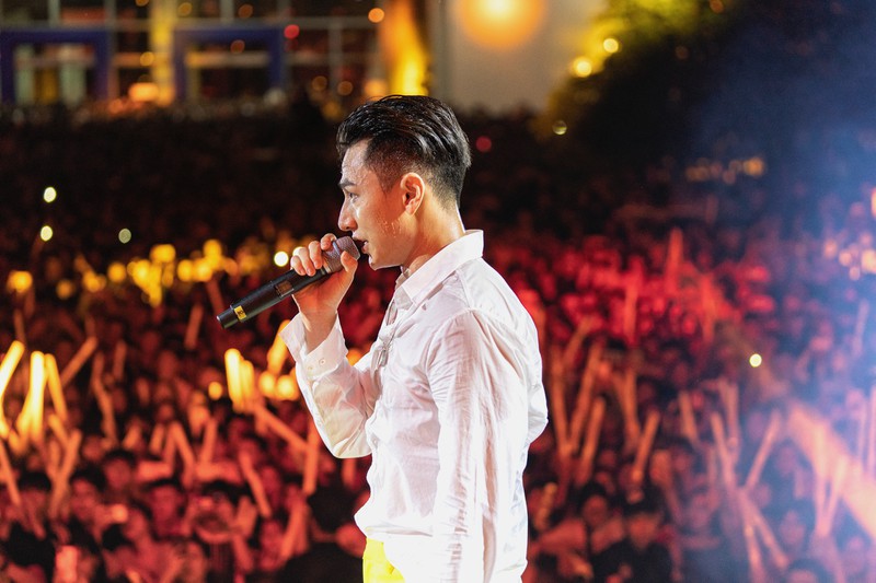 isaac dam mo hoi cung den vau, bich phuong "quay" voi 40.000 sinh vien hinh 6