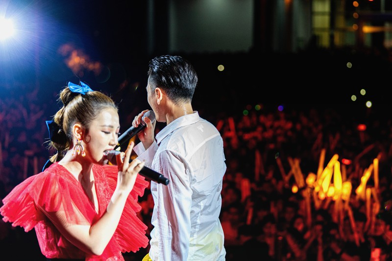 isaac dam mo hoi cung den vau, bich phuong "quay" voi 40.000 sinh vien hinh 7