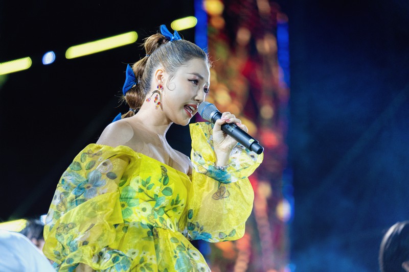 isaac dam mo hoi cung den vau, bich phuong "quay" voi 40.000 sinh vien hinh 8