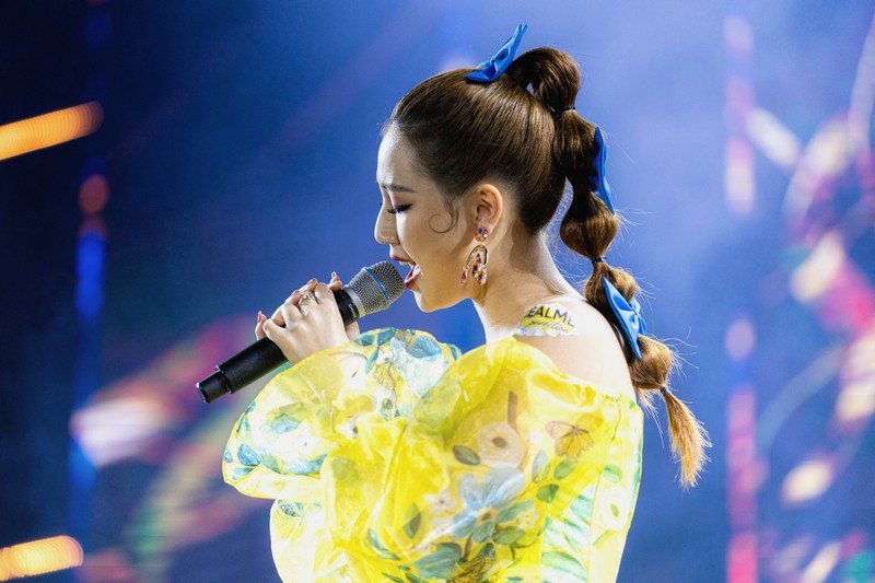 isaac dam mo hoi cung den vau, bich phuong "quay" voi 40.000 sinh vien hinh 9
