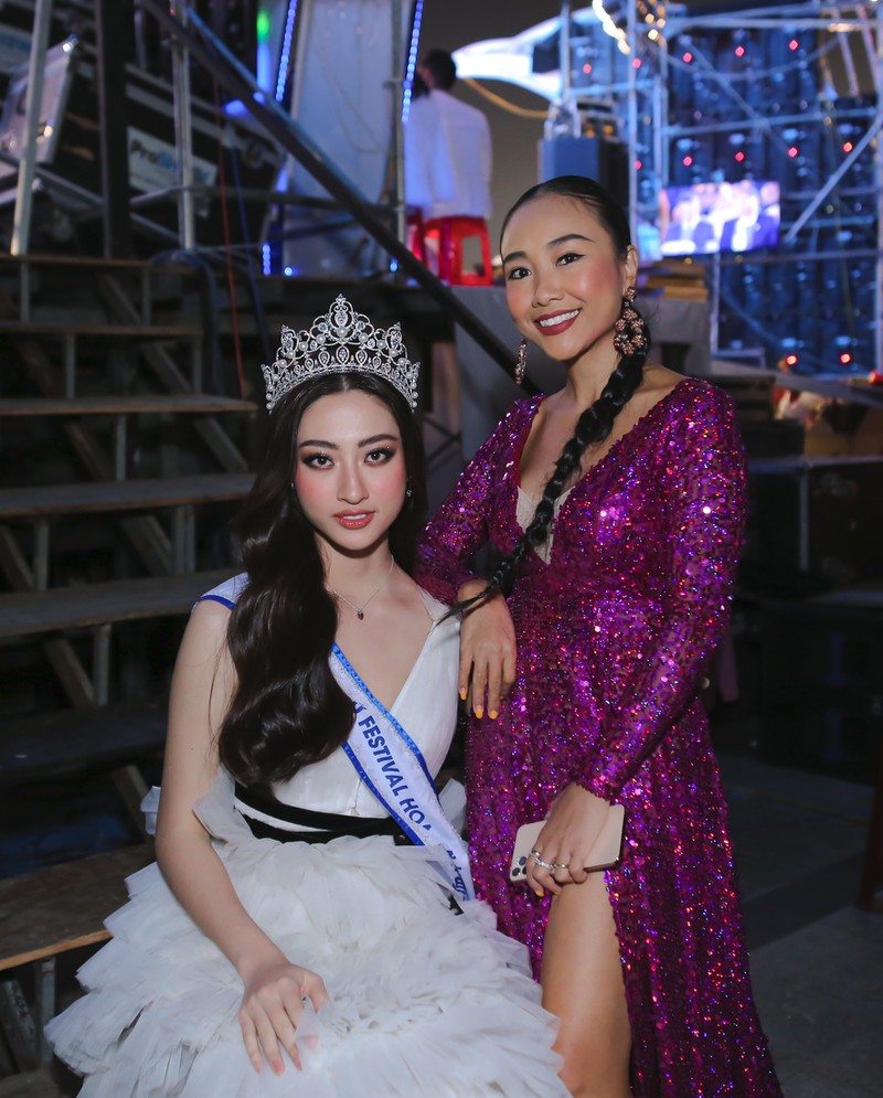luong thuy linh hoa cong chua tuyet phat qua giang sinh cho cac em nho hinh 4