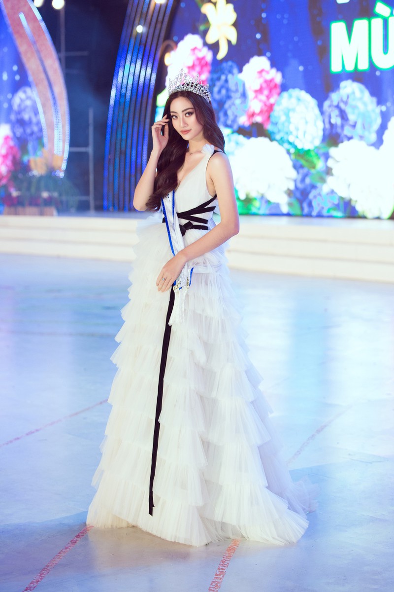 luong thuy linh hoa cong chua tuyet phat qua giang sinh cho cac em nho hinh 1
