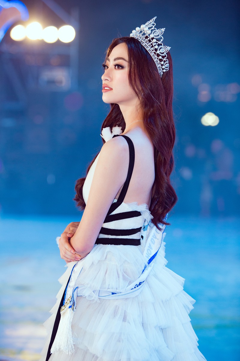 luong thuy linh hoa cong chua tuyet phat qua giang sinh cho cac em nho hinh 2