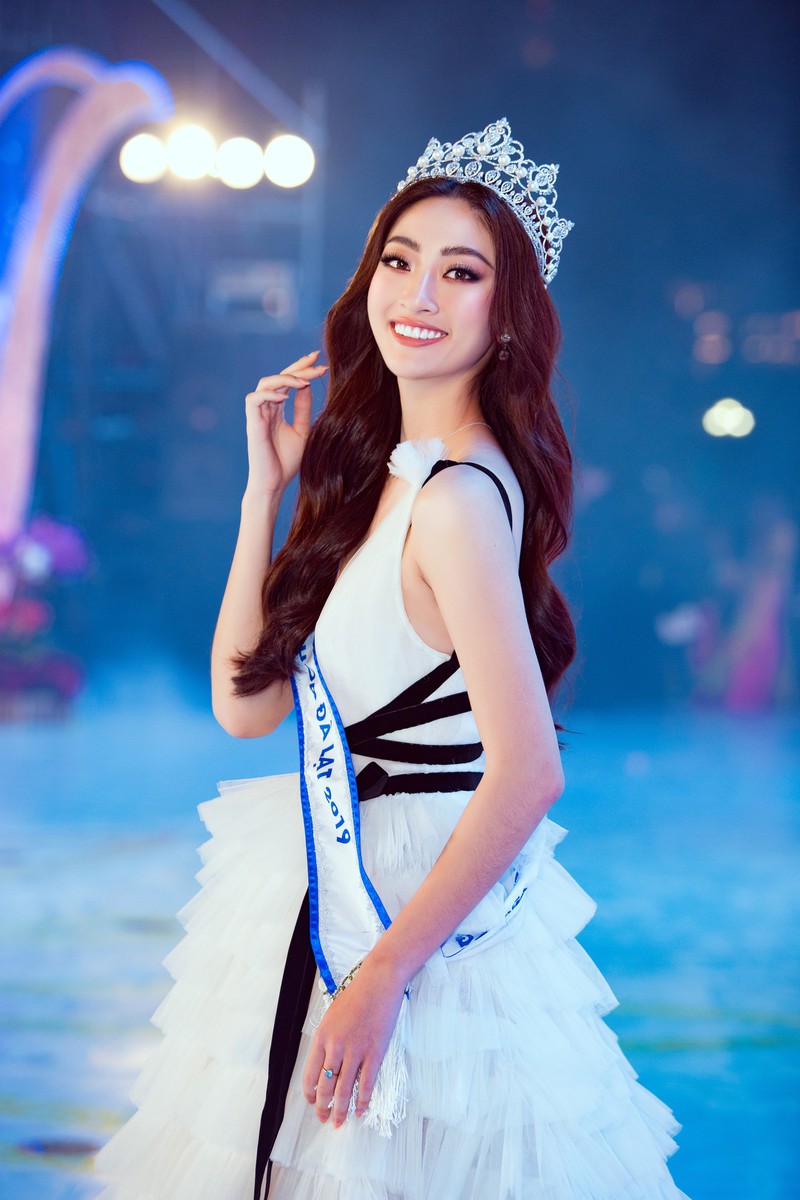 luong thuy linh hoa cong chua tuyet phat qua giang sinh cho cac em nho hinh 3