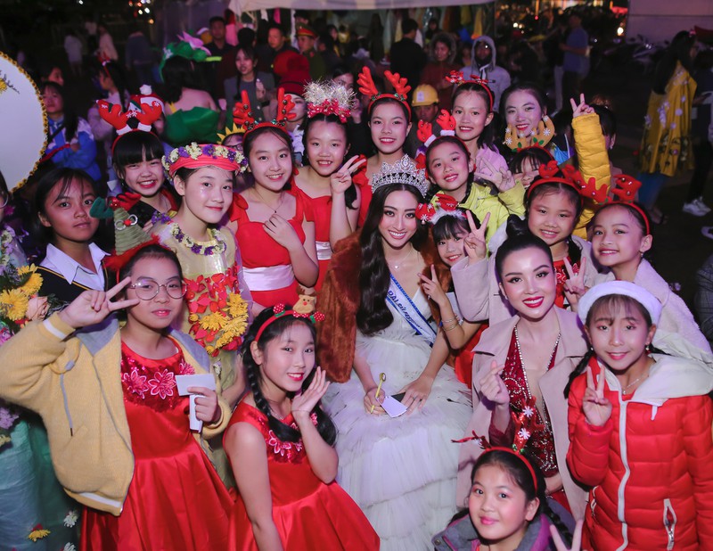 luong thuy linh hoa cong chua tuyet phat qua giang sinh cho cac em nho hinh 5