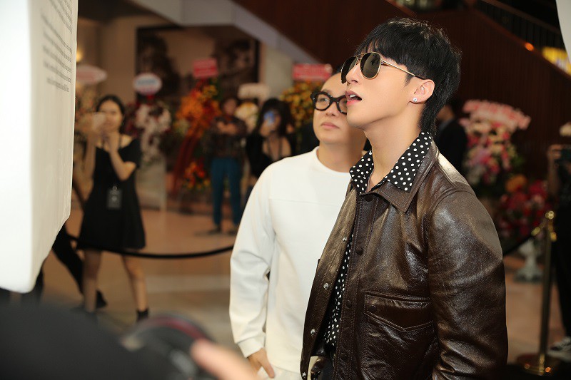 son tung m-tp chiem spotlight voi ve dien trai tai trien lam thoi trang hinh 8