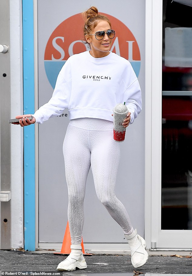 jennifer lopez nong bong di tap gym trong ngay mua uot hinh 1