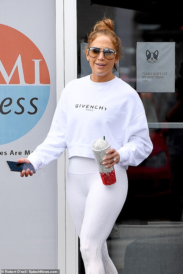 jennifer lopez nong bong di tap gym trong ngay mua uot hinh 2