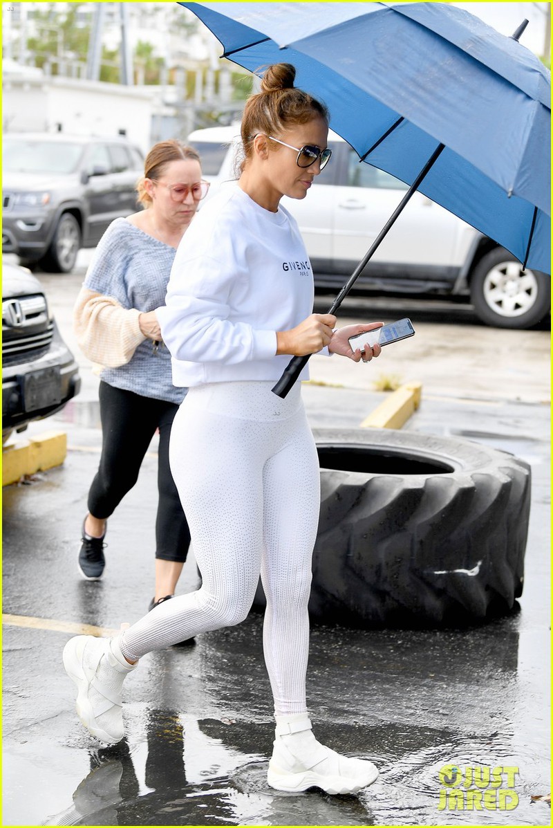 jennifer lopez nong bong di tap gym trong ngay mua uot hinh 8