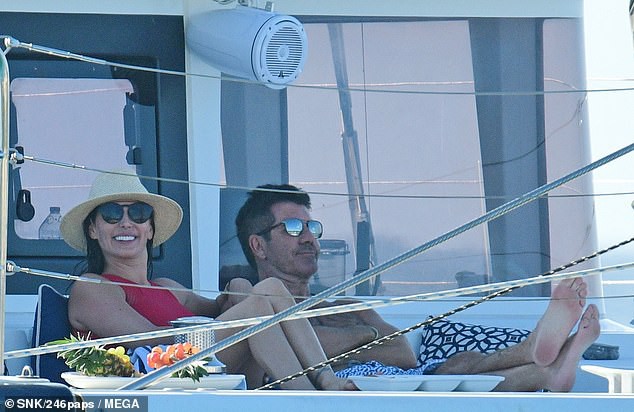 "ong trum" simon cowell tinh tu ben ban gai tren du thuyen hang sang hinh 10