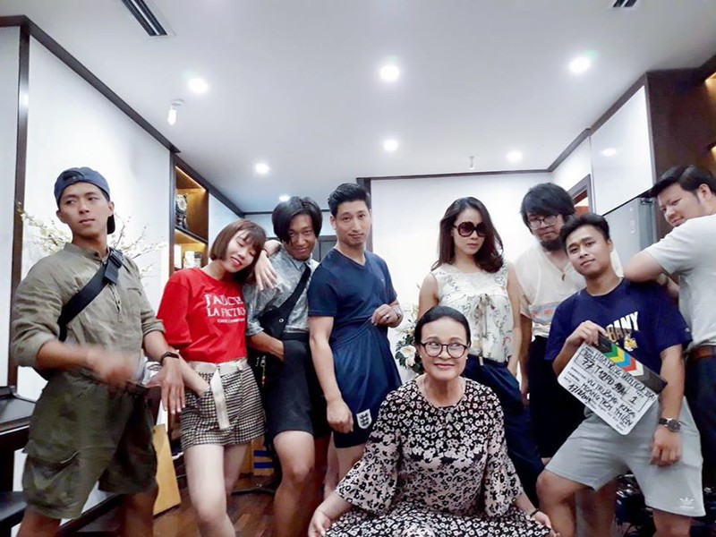 nhung hinh anh khong co tren phim 'hoa hong tren nguc trai' hinh 17