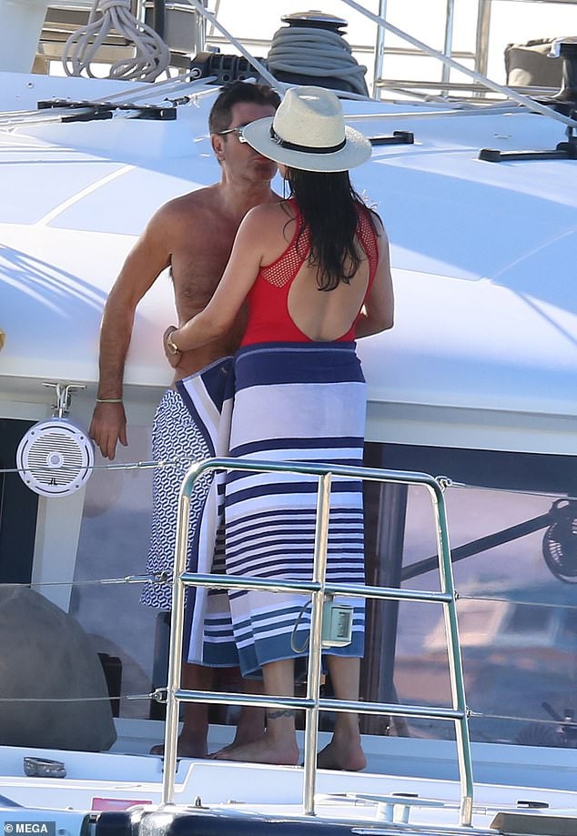 "ong trum" simon cowell tinh tu ben ban gai tren du thuyen hang sang hinh 1