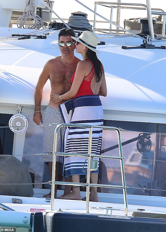 "ong trum" simon cowell tinh tu ben ban gai tren du thuyen hang sang hinh 3