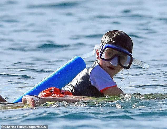"ong trum" simon cowell tinh tu ben ban gai tren du thuyen hang sang hinh 5