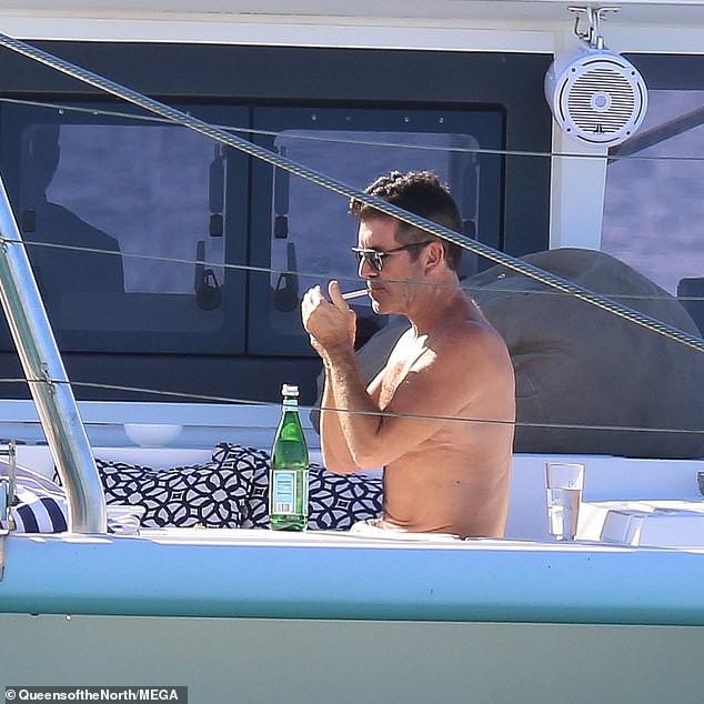 "ong trum" simon cowell tinh tu ben ban gai tren du thuyen hang sang hinh 6