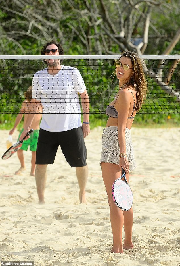 alessandra ambrosio thon tha voi bikini khi choi the thao tren bien hinh 3