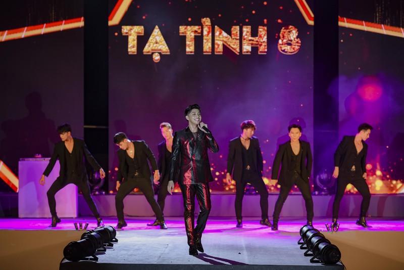 noo phuoc thinh cung dan sao viet no nuc tray hoi da tiec nam moi hinh 3