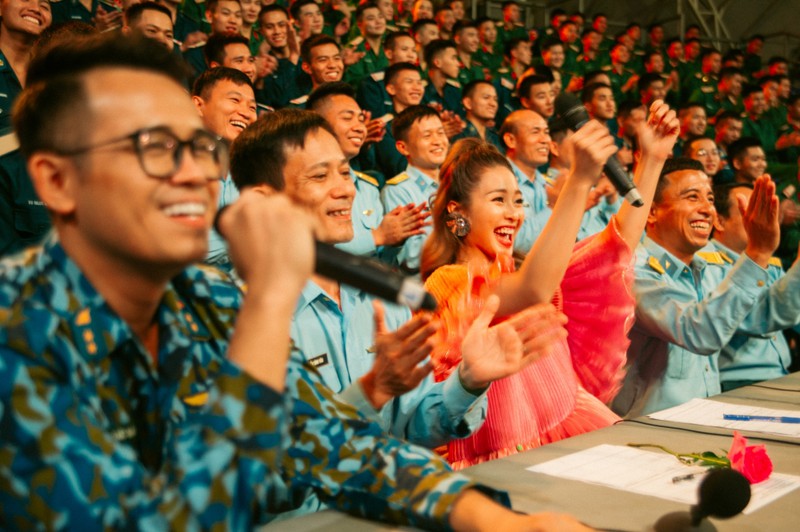 kha ngan tu tin khoe giong hat live tren song truyen hinh hinh 7