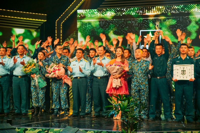 kha ngan tu tin khoe giong hat live tren song truyen hinh hinh 8