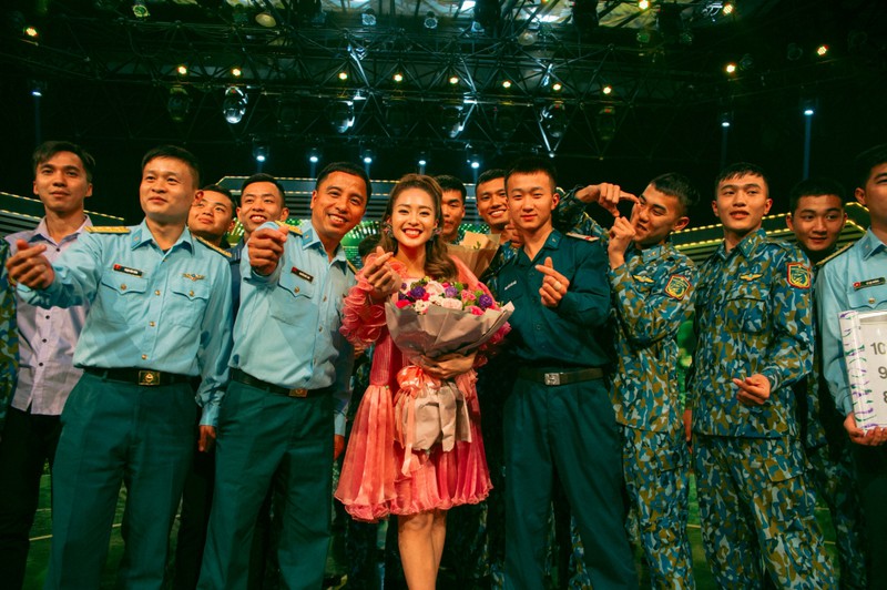 kha ngan tu tin khoe giong hat live tren song truyen hinh hinh 9