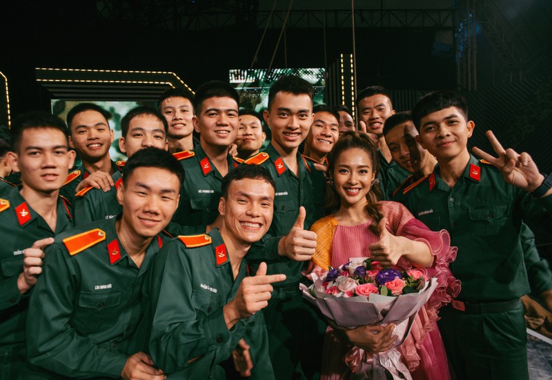 kha ngan tu tin khoe giong hat live tren song truyen hinh hinh 10